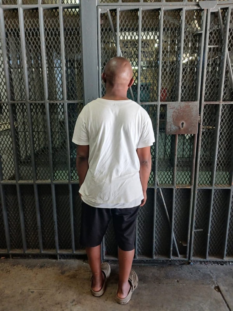 ZANewsFlash's tweet photo. PICS: Two Tanzanian nationals were yesterday arrested for alleged drug dealing in Pretoria, Gauteng - KZN Tonight Podcast https://t.co/uAZgdopvaV