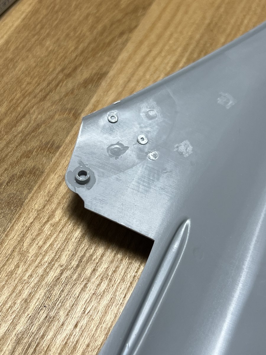 puratakkun's tweet photo. 翼の位置を3箇所から選ぶんだけど、それじゃもったいないから位置決めピンは切除
稼働軸の動きがスルスルすぎたから白蓋をちょっと塗って動きを渋く https://t.co/XPLPof0O59