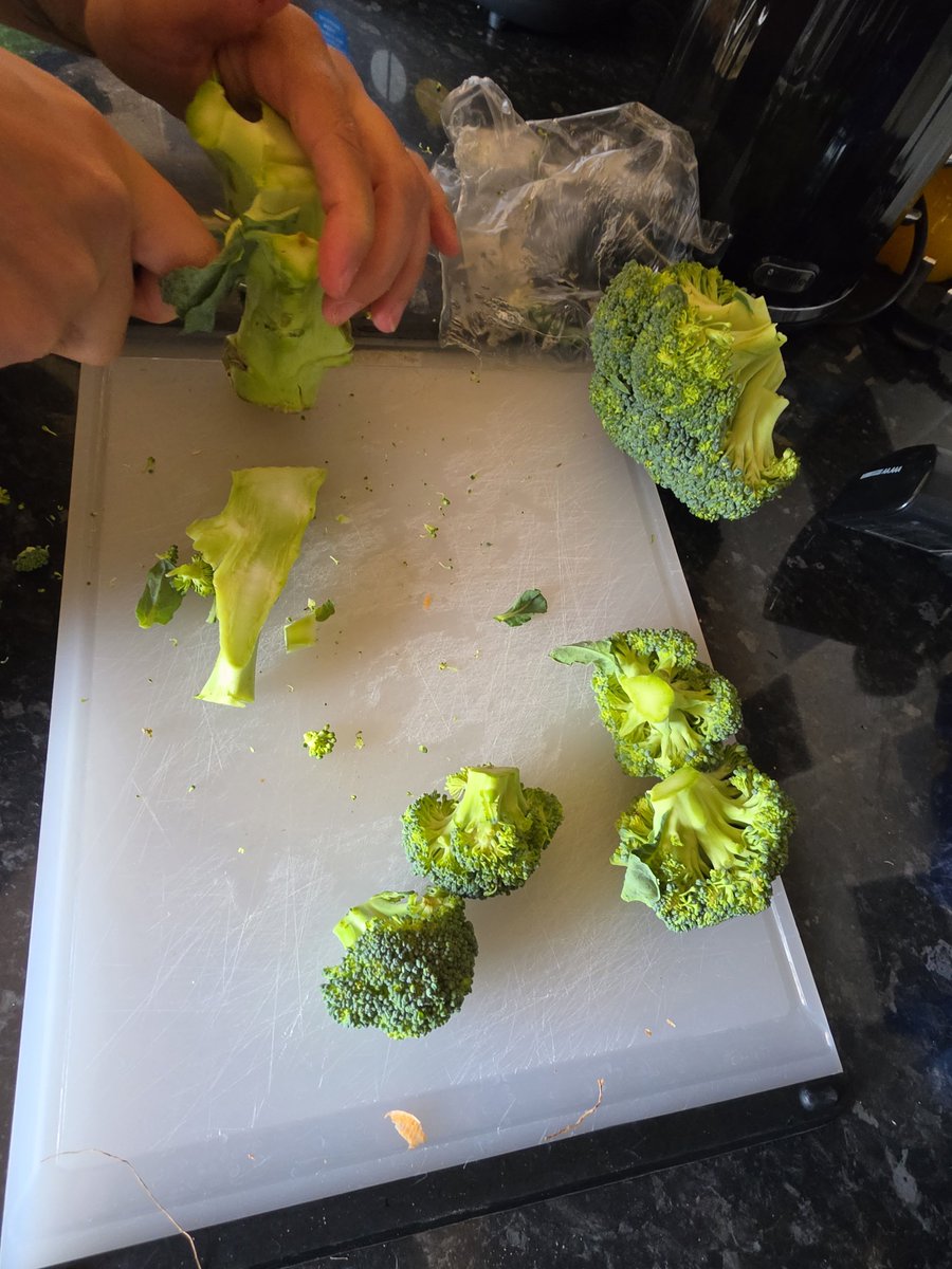 TristonBeach's tweet photo. @Tesco can you please explain to me why your broccoli has bugs in it? Had this on 2 occasions now... https://t.co/pew9gtXi2v