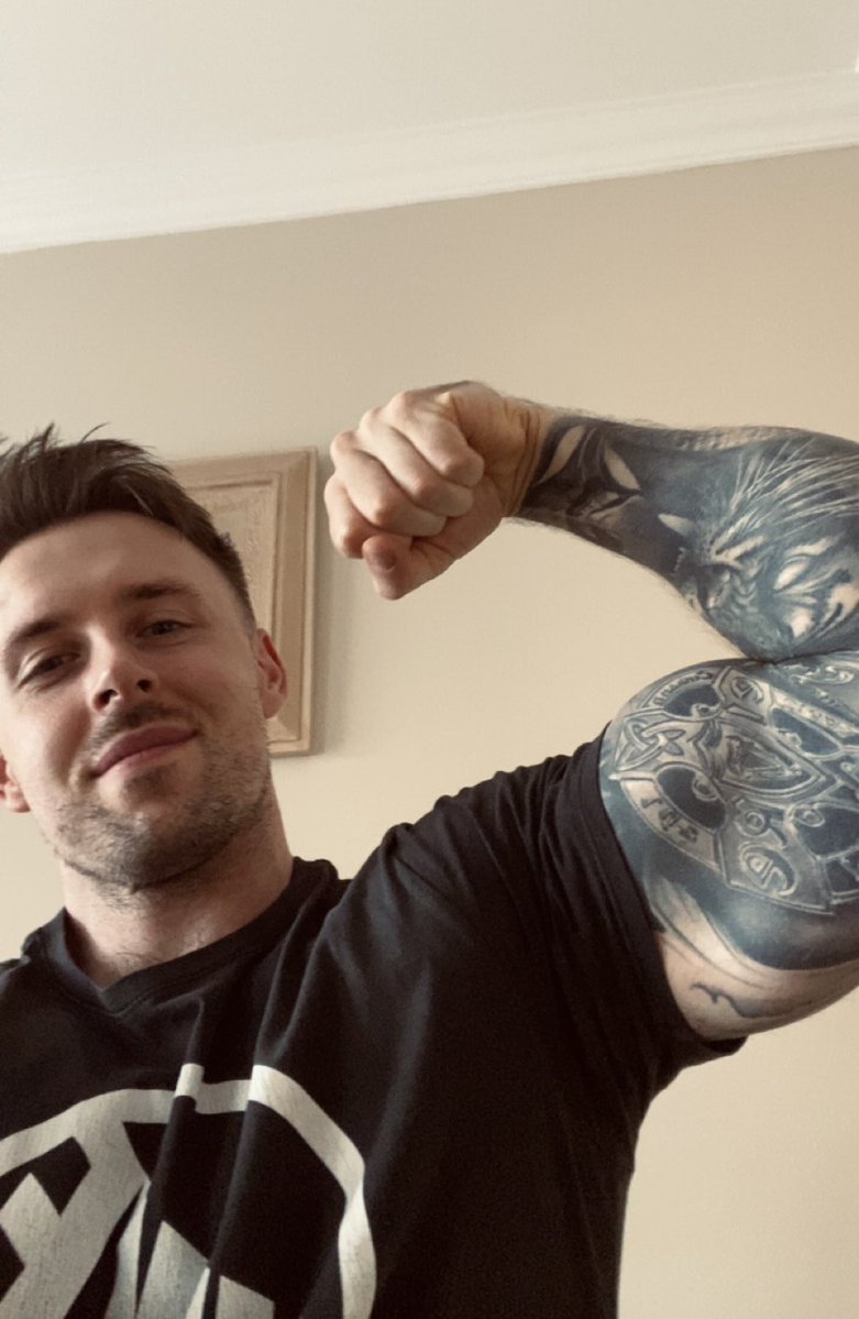 TheK_Nox's tweet photo. You know the drill… guns out on Flex Friday💪 https://t.co/sj43JjnJ3V