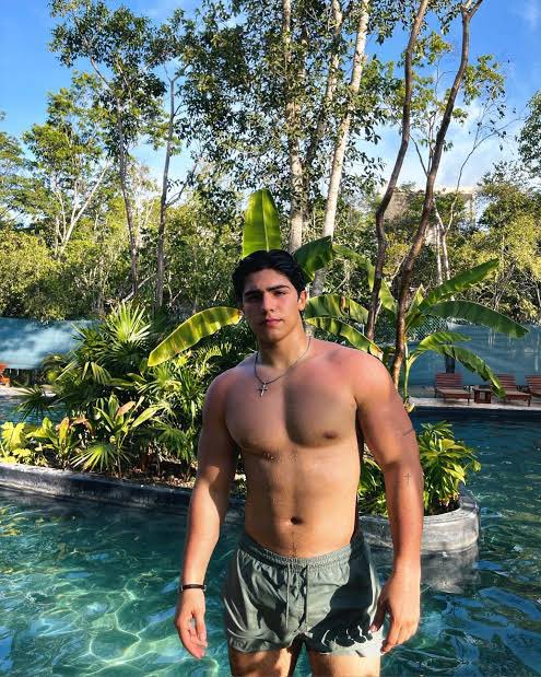 notgranadost's tweet photo. jungle boy https://t.co/rplxUpV78d