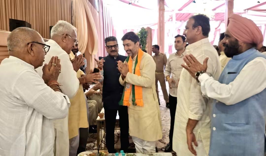 MohitBeniwalBJP's tweet photo. आज जनपद #मुरादाबाद स्थित हॉलिडे रीजेंसी रिजॉर्ट में माo विधायक श्री @MLARiteshKGupta जी के नवविवाहित सुपुत्र श्री अनिरुद्ध जी एवं पुत्रवधू नित्या जी के आशीर्वाद समारोह में सम्मिलित होकर नवदंपति को सुखद, समृद्ध एवं मंगलमय वैवाहिक जीवन की हार्दिक शुभकामनाएं एवं आशीर्वाद प्रेषित किया।