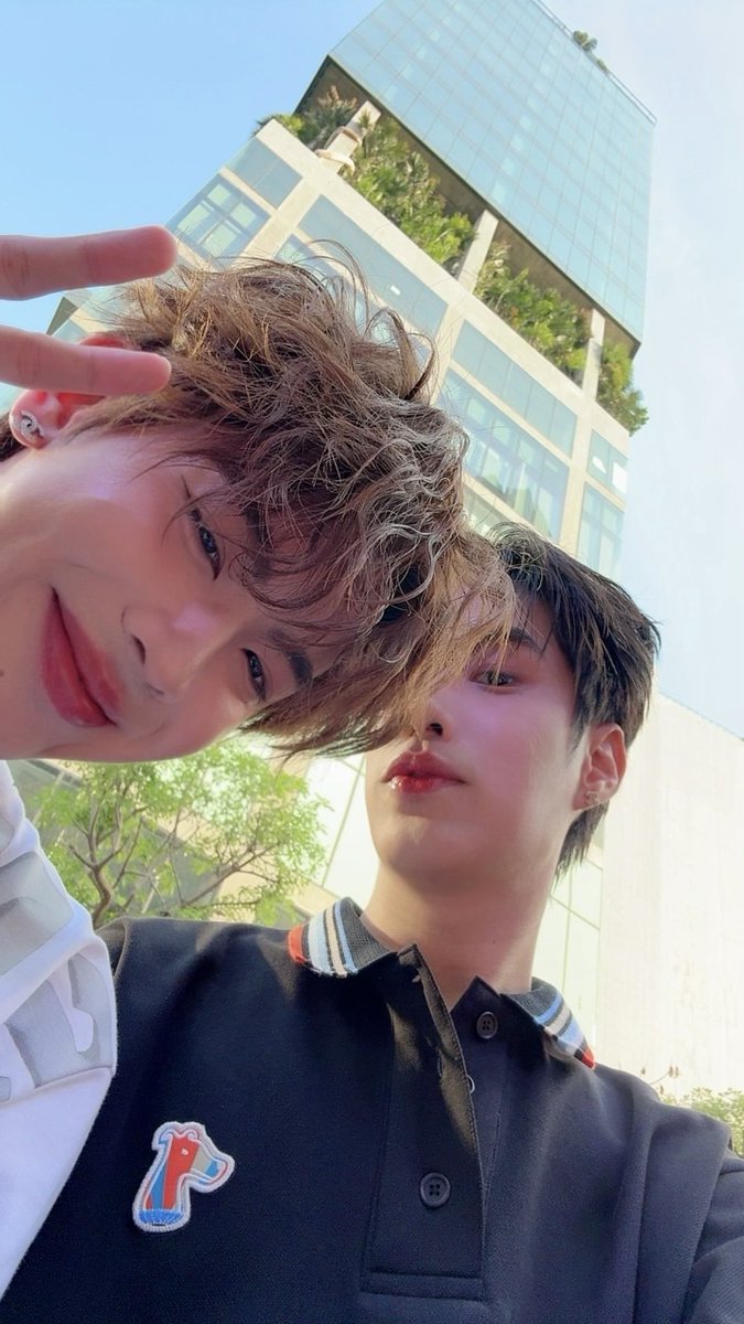 sorjorkai's tweet photo. แฟชั่นโชว์ด้วยกันวันนั้น  vs วันนี้ที่มิลานแฟชั่นวีค

2รูปนี้ห่างกันเกิน2ปี การเดินทางจากกรุงเทพสู่มิลานเติบโตมาอย่างดีเลยนี่นาาา🥹 https://t.co/E2HaZlDyb8