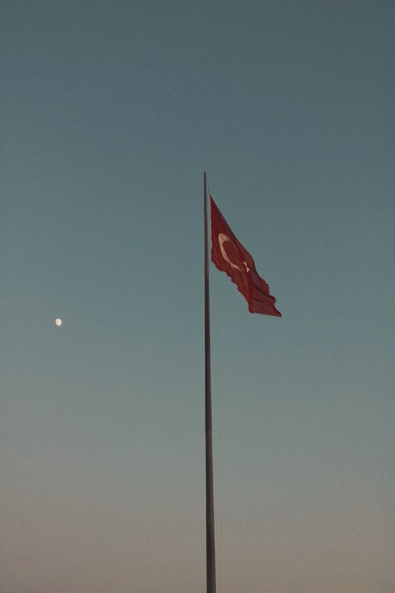Ahmt1873406's tweet photo. Yorulduğun yerde durma; bayrağın dalgalandığı yere bak ve neden yola çıktığını hatırla... https://t.co/c1VYeLifPc