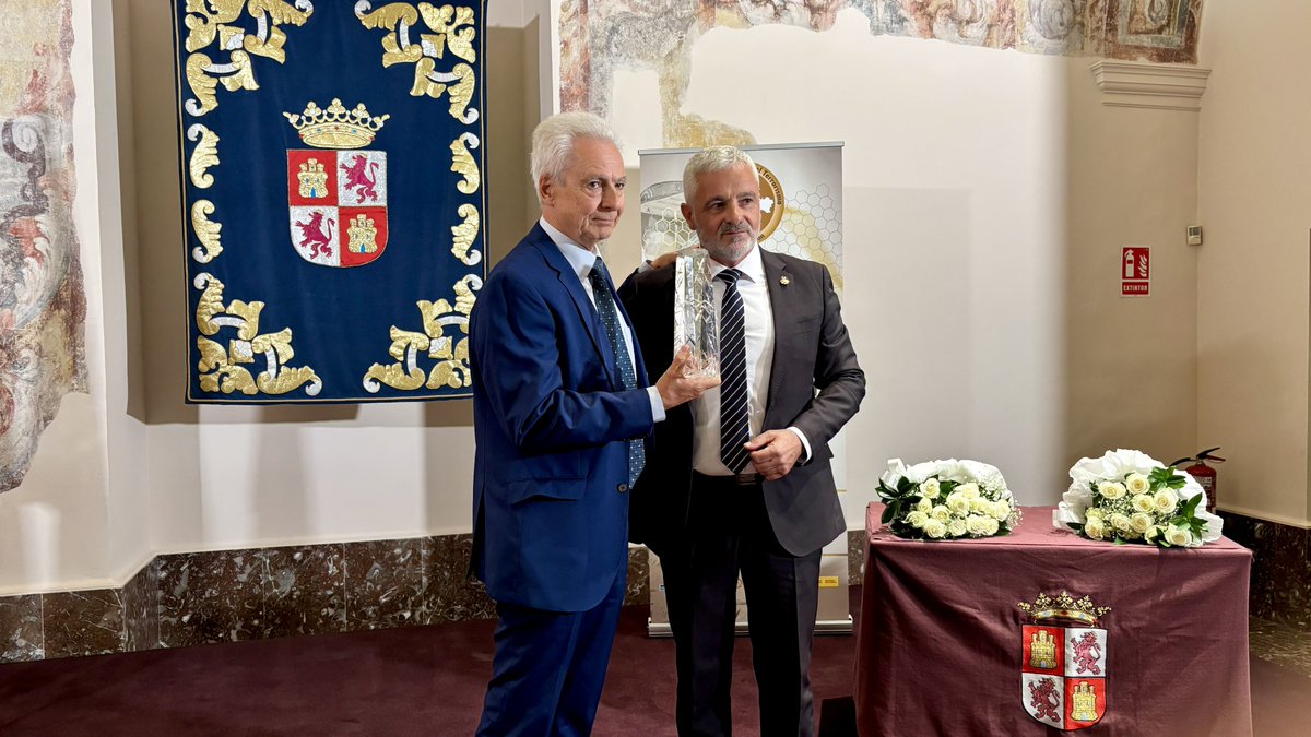 PPAytoVLL's tweet photo. 🔵 El concejal @jizarandona ha asistido hoy al V Premio Colmena 2026, concedido a Carlos Totorika, alcalde de Ermua cuando ETA asesinó a Miguel Ángel Blanco. Un reconocimiento de la Asociación de Víctimas del Terrorismo de Castilla y León a la memoria y la defensa de la libertad. https://t.co/Jgvd19Lby8