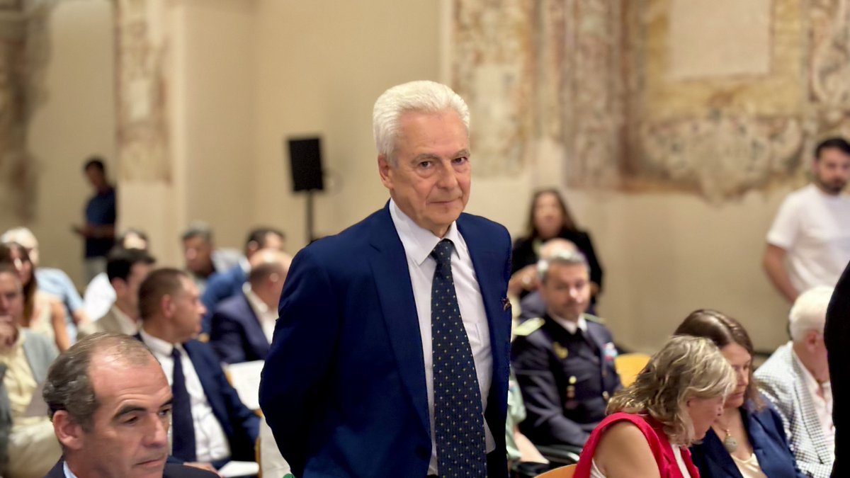 PPAytoVLL's tweet photo. 🔵 El concejal @jizarandona ha asistido hoy al V Premio Colmena 2026, concedido a Carlos Totorika, alcalde de Ermua cuando ETA asesinó a Miguel Ángel Blanco. Un reconocimiento de la Asociación de Víctimas del Terrorismo de Castilla y León a la memoria y la defensa de la libertad. https://t.co/Jgvd19Lby8