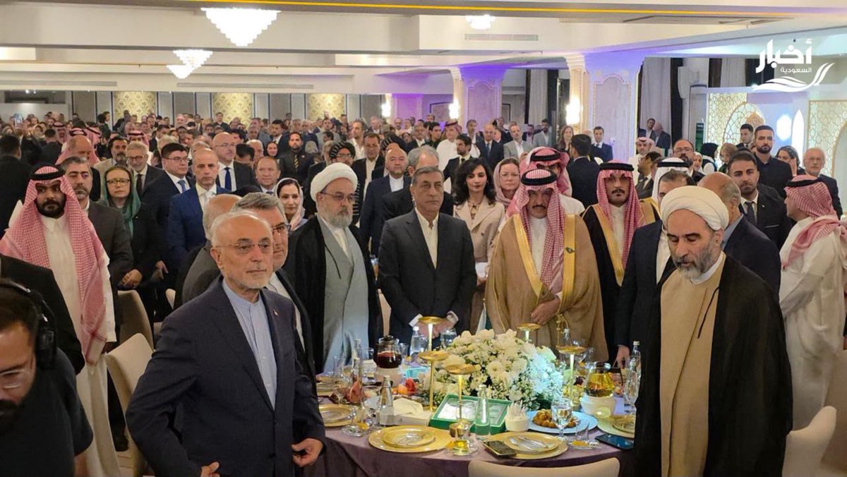 alialabbasi004's tweet photo. يحتفلون بـ #اليوم_الوطني_السعودي في طهران، ويتبادلون القبل مع الشيعة، ثم يصدّرون لنا الموت في اليمن، بذريعة جهاد الحوثيين المدعومين من إيران. 

12 سنة كان #الفوزان فيها نائماً، وصحوه البارحة مسكين يعطيهم فتوى. 

اول جيش وطني بالعالم يبحث عن فتوى لقتال اعداءه، وكأننا في عهد الغزوات والفتوحات الإسلامية.
