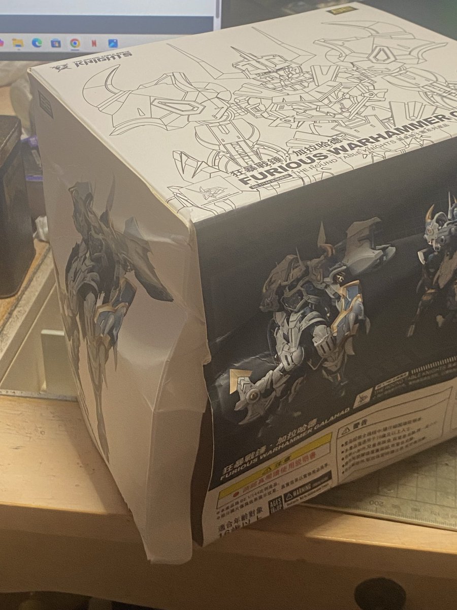 ken22551's tweet photo. 久々の模活。SNAAのGALAHAD
輸送用の段ボールが潰れていたが気にせず開封！
外箱も潰れてた。ランナーも曲がって、パーツも何個か曲がってましたw https://t.co/y97lVI9Biv
