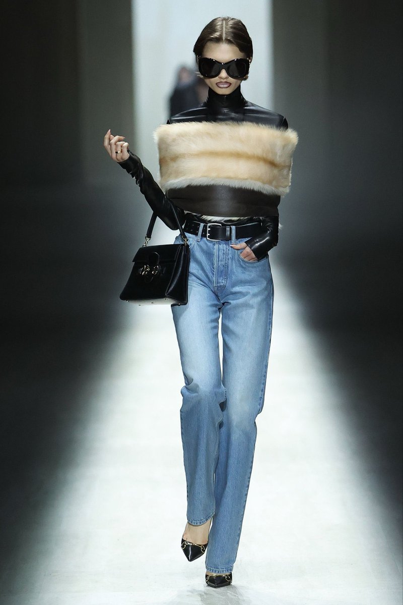 SoyGerardCortez's tweet photo. Donatella Versace usando el nuevo Gucci es tan coherente https://t.co/exdlOSn4yl