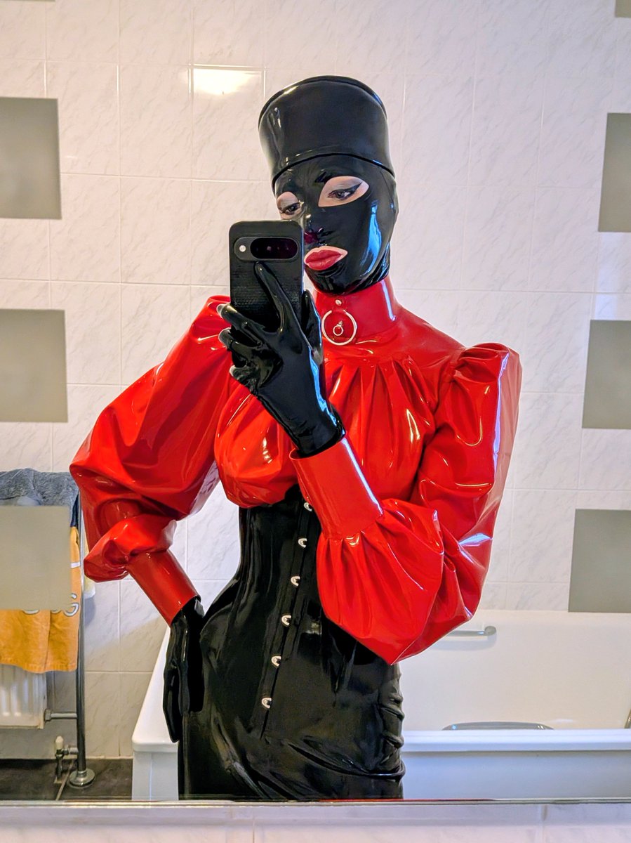 RubberdollyAlex's tweet photo. Feeling glossy ❤️🖤 https://t.co/tOA77vf8qO