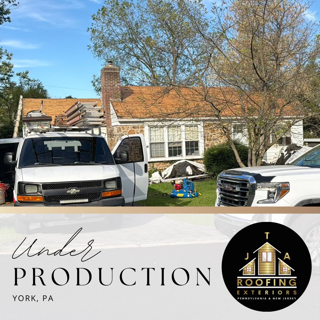 Jtaroofing's tweet photo. OUT WITH THE OLD. IN WITH THE NEW. 🏠✨

This York, PA home is getting a fresh start from the top down! Our crew is underway with a complete roof replacement designed to bring this home the protection it deserves.

#roofing #homerenovation #jtaroofing #roofersnearphilly https://t.co/u9ncrDLVzW