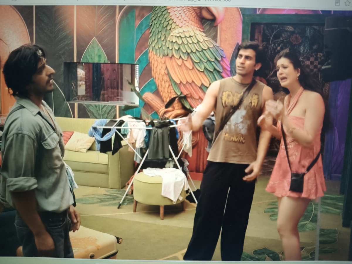 lostinchaosssss's tweet photo. She jumped into the argument, started putting allegations on Qazi for hitting Yung, and the moment Qazi raised his voice slightly, suddenly she became the victim. Sorry, I just don't have any empathy for this.

#BiggBoss20 #bb20 https://t.co/LiaFepDppv