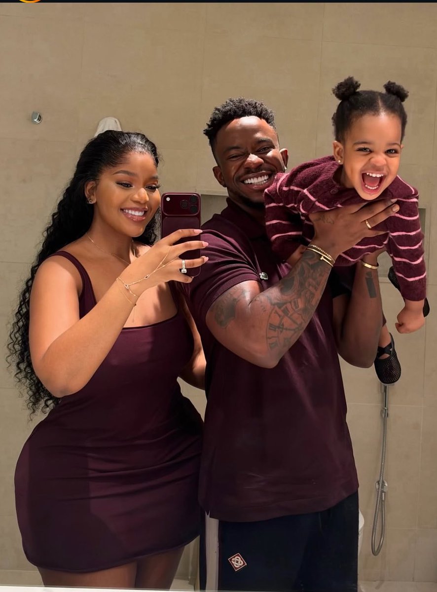 ComfortLolaa's tweet photo. This is by far one of the most beautiful family pictures I’ve seen in a while. Just look at them. Love lives here ❤️ https://t.co/OpWb60ewOC