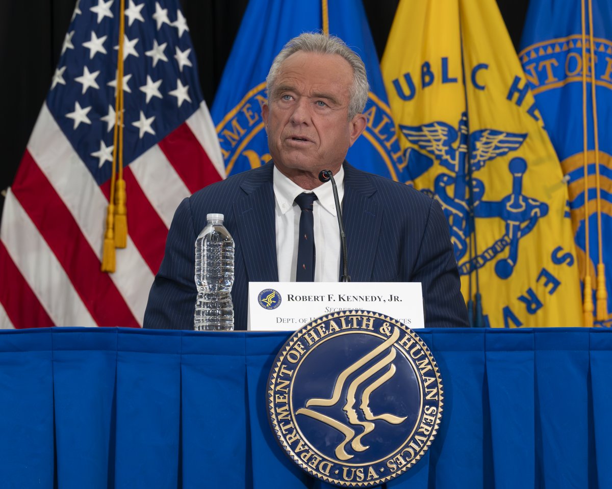 HHSGov's tweet photo. During the 10th annual Fungal Disease Awareness Week, @SecKennedy joined @DrSchwartzCDC, @CDCgov experts, clinicians, researchers, and patient advocates for a roundtable on mold surveillance.

The goal is clear: diagnose fungal disease sooner, improve treatment, strengthen surveillance, and protect patients and communities.