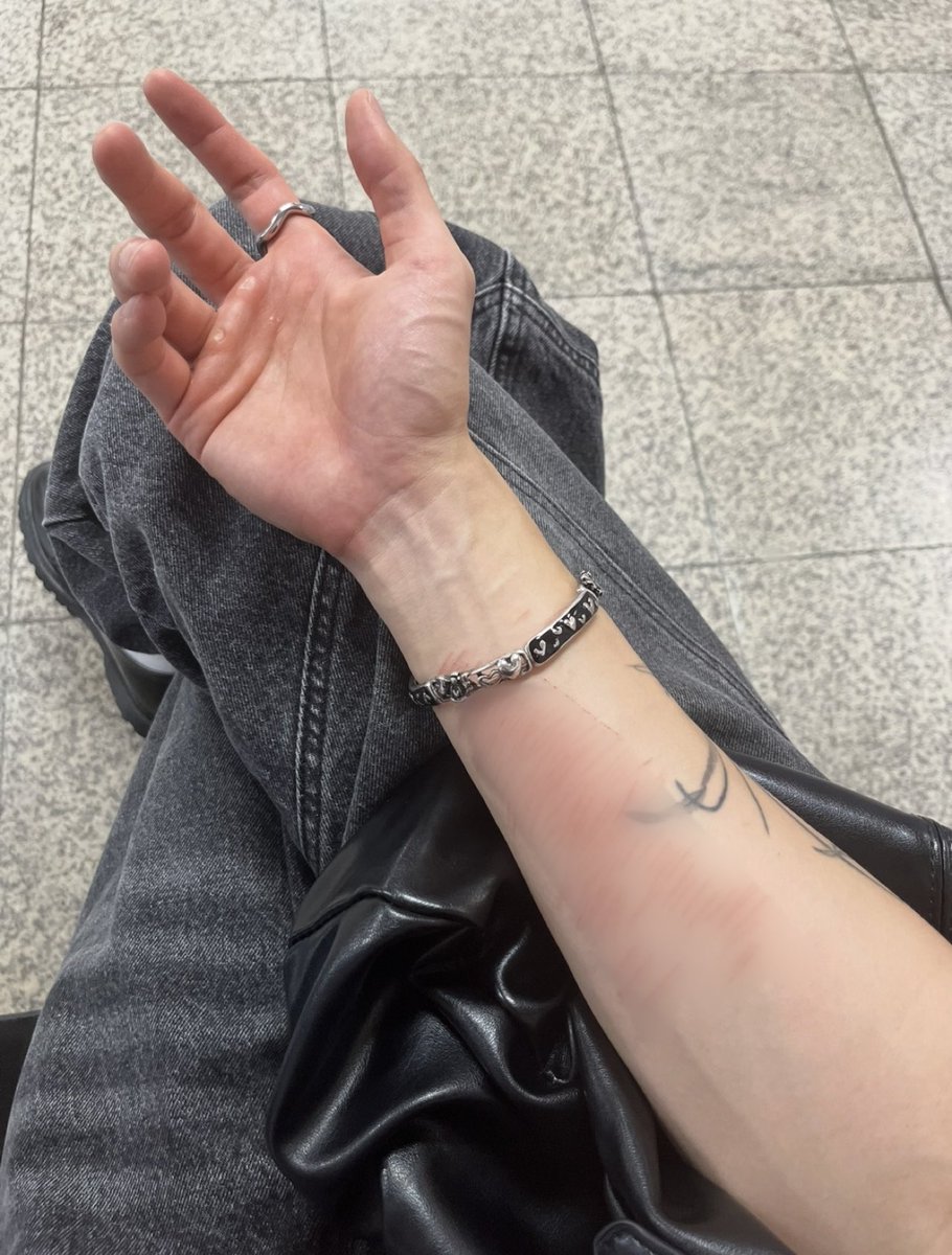 _xosok's tweet photo. 어떻게 살았길래 난 현생에 친구가 아무도 없냐 https://t.co/WZQhJ4BZWn