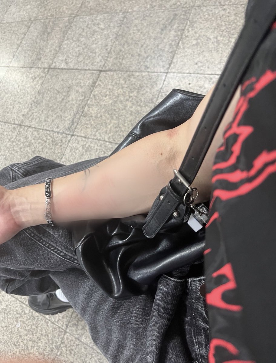 _xosok's tweet photo. 어떻게 살았길래 난 현생에 친구가 아무도 없냐 https://t.co/WZQhJ4BZWn
