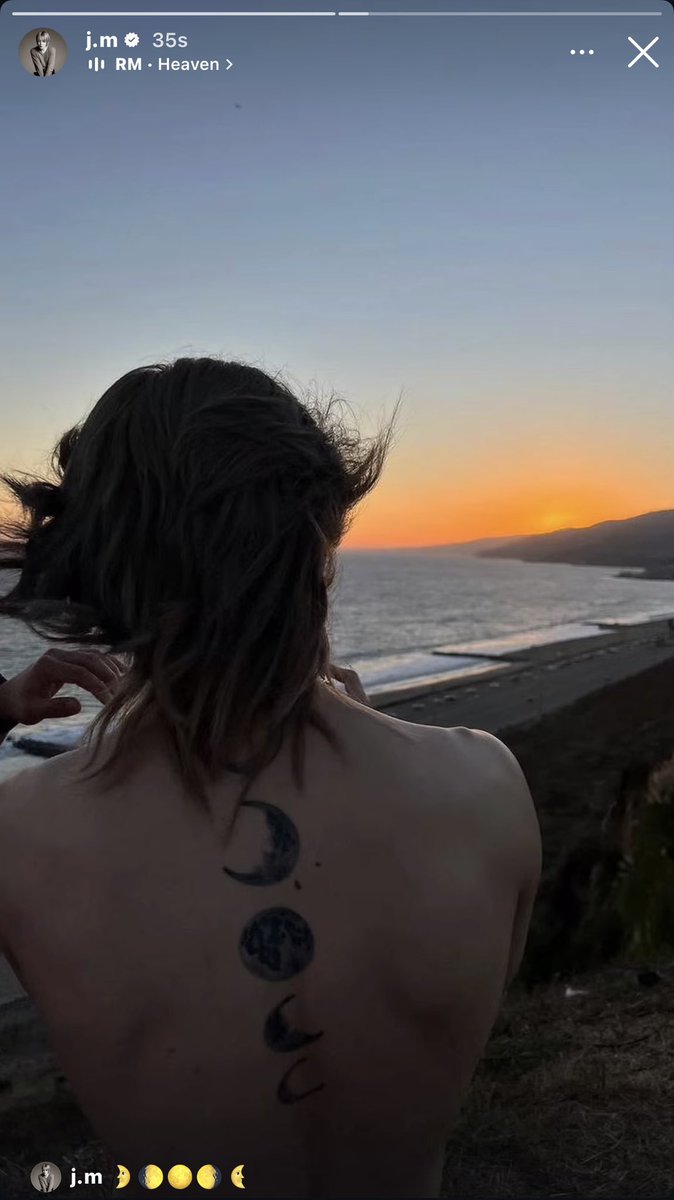unotaehyung's tweet photo. not even my flex but nothing will ever beat @ArizzoStudios jimin fanart seen by taehyung and sending it to jimin and inspiring him to get the moon spine tattoo https://t.co/jfCLE8hSgW