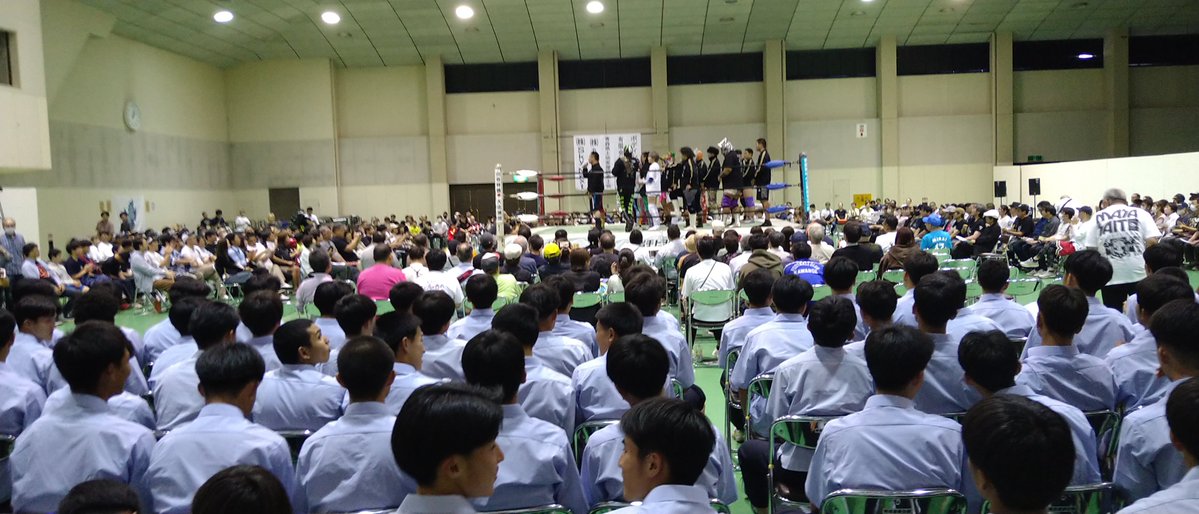 the_greatsasuke's tweet photo. 船木誠勝先輩と大柳さんのシングル戦筆頭に全試合凄かったですね。
名門、
青森山田高校
様器械体操部皆様による会場設営お手伝いと同校有志皆様によるご観戦と撤収作業お手伝いに心より厚く感謝感激感嘆でございました。ピラミッドは人間によって作る事が出来るのだって事を確信させていただきました! https://t.co/SfMgIh1CDL