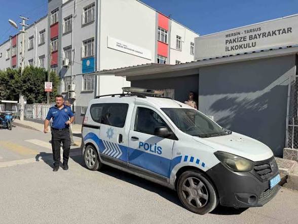 asayisberkemal0's tweet photo. Mersin’de 1. sınıf öğrencisinin çantasından tabanca çıktı.

• Tarsus’ta 7 yaşındaki öğrencinin çantasındaki tabancayı öğretmeni fark etti.

• Baba, silahı çantada unuttuğunu söyledi.

• Öğrencinin babası gözaltına alındı, 7 yaşındaki çocuk ise Çocuk Şube Müdürlüğüne götürüldü. https://t.co/K1ghfGiyi3
