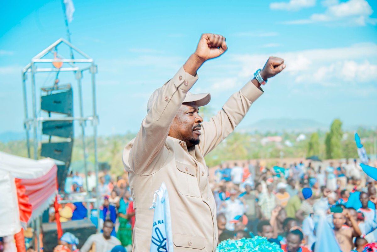 ChademaTZ2's tweet photo. Makamu Mwenyekiti Bara Mhe. @HecheJohn akiwasalimia wananchi wa Musoma Mjini. https://t.co/6F2gUqd7aE