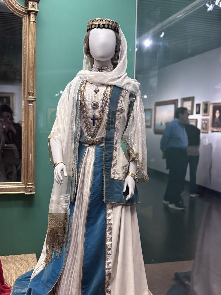 ArchVisionW's tweet photo. Greek Royal Court Dress at the Benaki Museum 🇬🇷 https://t.co/fXmwurE4L1