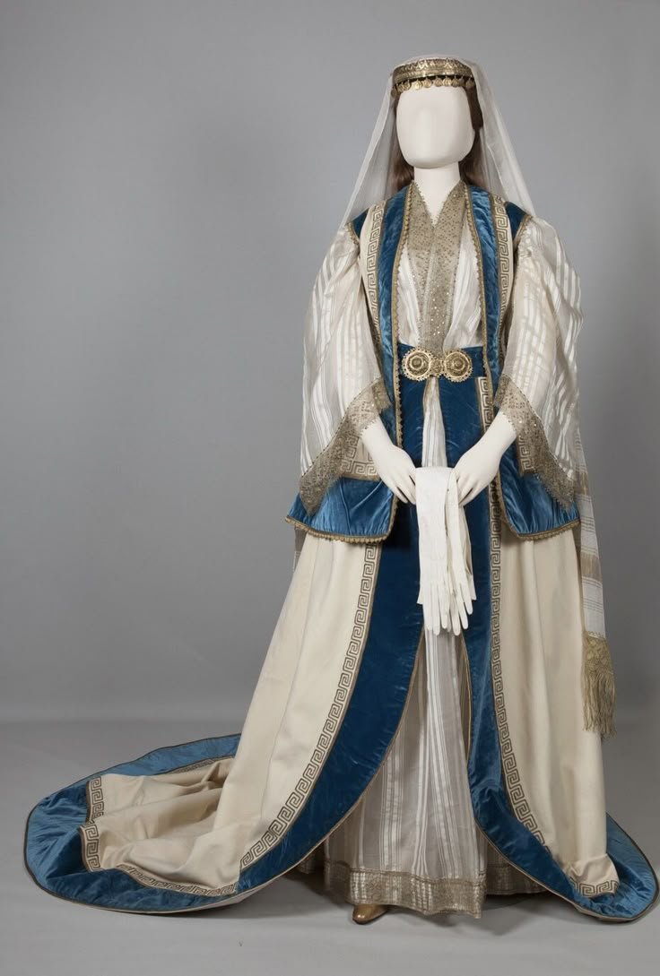 ArchVisionW's tweet photo. Greek Royal Court Dress at the Benaki Museum 🇬🇷 https://t.co/fXmwurE4L1