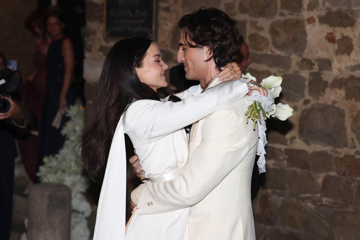 MixupTeam's tweet photo. 💍🇮🇹 ¡#DOVECAMERON Y #DAMIANODAVID YA SON MARIDO Y MUJER! 🖤✨

¡El amor se puso italiano! 👀 Dove y Damiano dieron el “sí, acepto” este 24 de septiembre en una íntima ceremonia en Montalcino, Italia. 🥹💐

De romance a matrimonio… ¡qué plot twist tan rockstar! 🎸💍 https://t.co/Cwz484rEKV