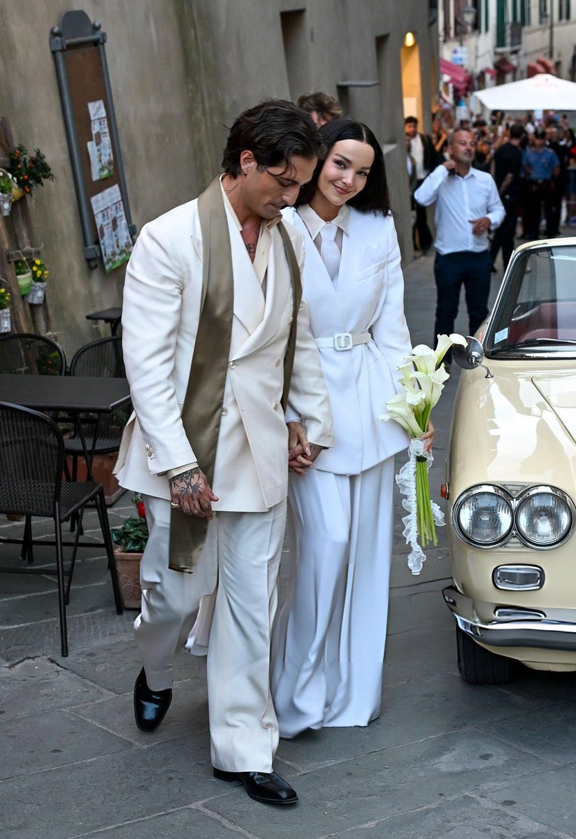 MixupTeam's tweet photo. 💍🇮🇹 ¡#DOVECAMERON Y #DAMIANODAVID YA SON MARIDO Y MUJER! 🖤✨

¡El amor se puso italiano! 👀 Dove y Damiano dieron el “sí, acepto” este 24 de septiembre en una íntima ceremonia en Montalcino, Italia. 🥹💐

De romance a matrimonio… ¡qué plot twist tan rockstar! 🎸💍 https://t.co/Cwz484rEKV
