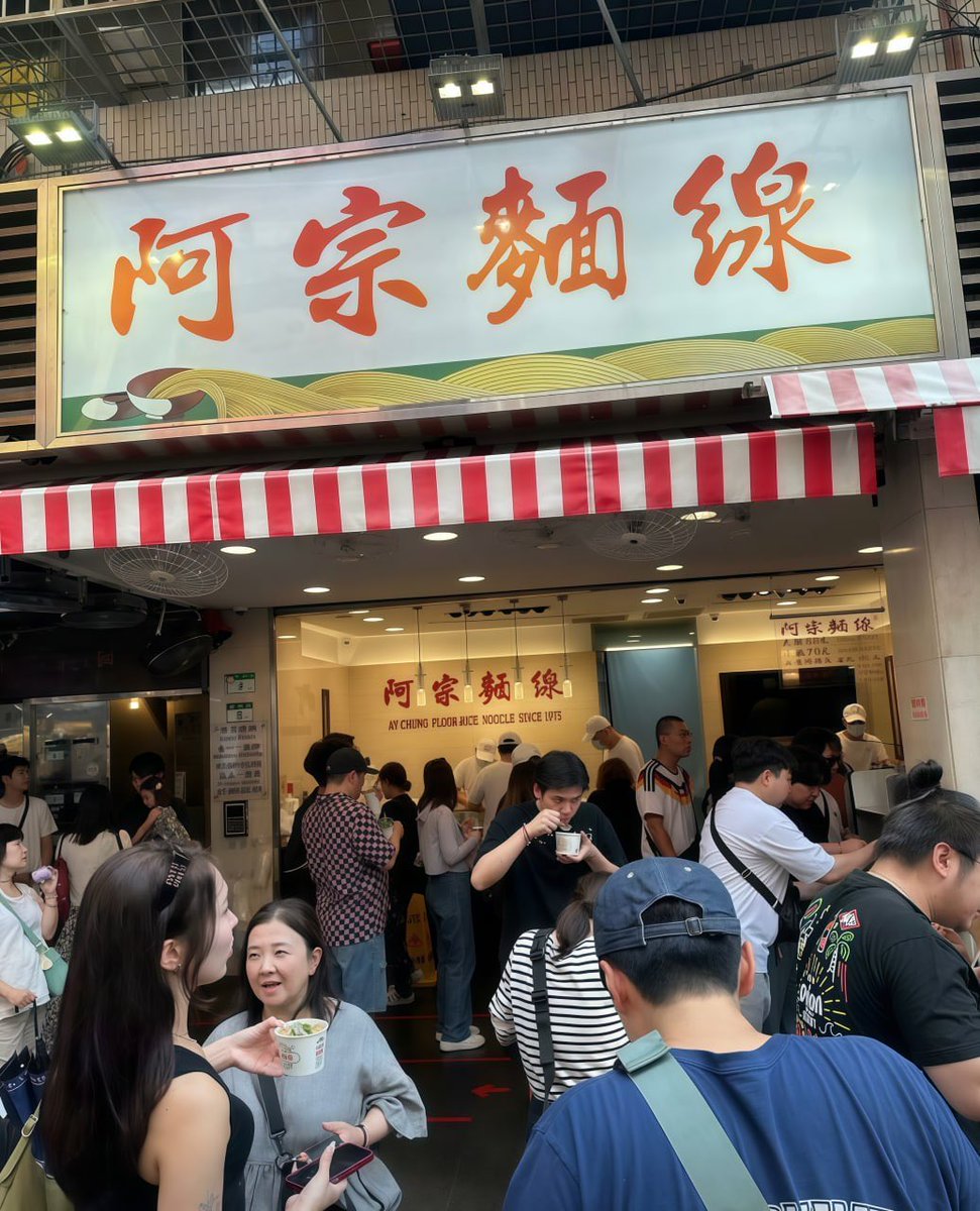 Yinskw's tweet photo. 真的有夠扯欸……
連假西門町人多到爆炸😵‍💫
走個路一直被人擠來擠去，
我現在真的懷疑自己下一秒會不會直接變成肉餅🫠
到底為什麼大家連假都要來西門町啦？？？😭
#西門 #連假 https://t.co/dmgwCQotpc
