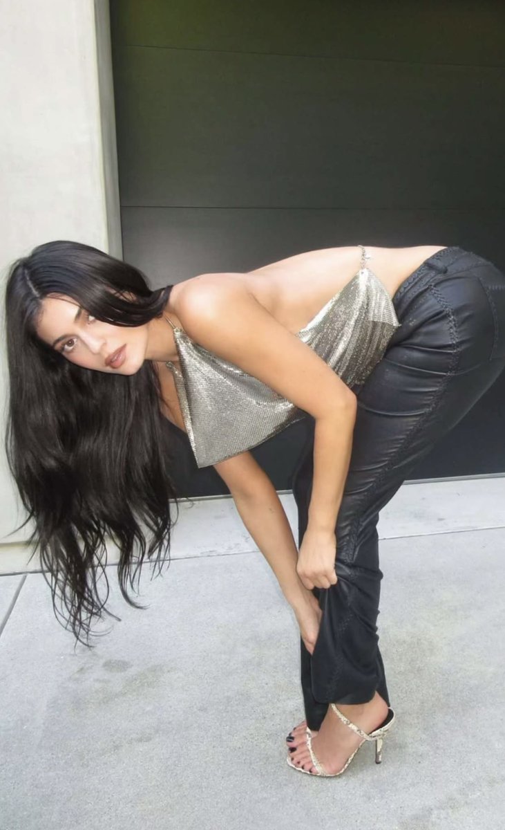 baddiefyp's tweet photo. KYLIE 😳😳😳 https://t.co/0aXiELO12V