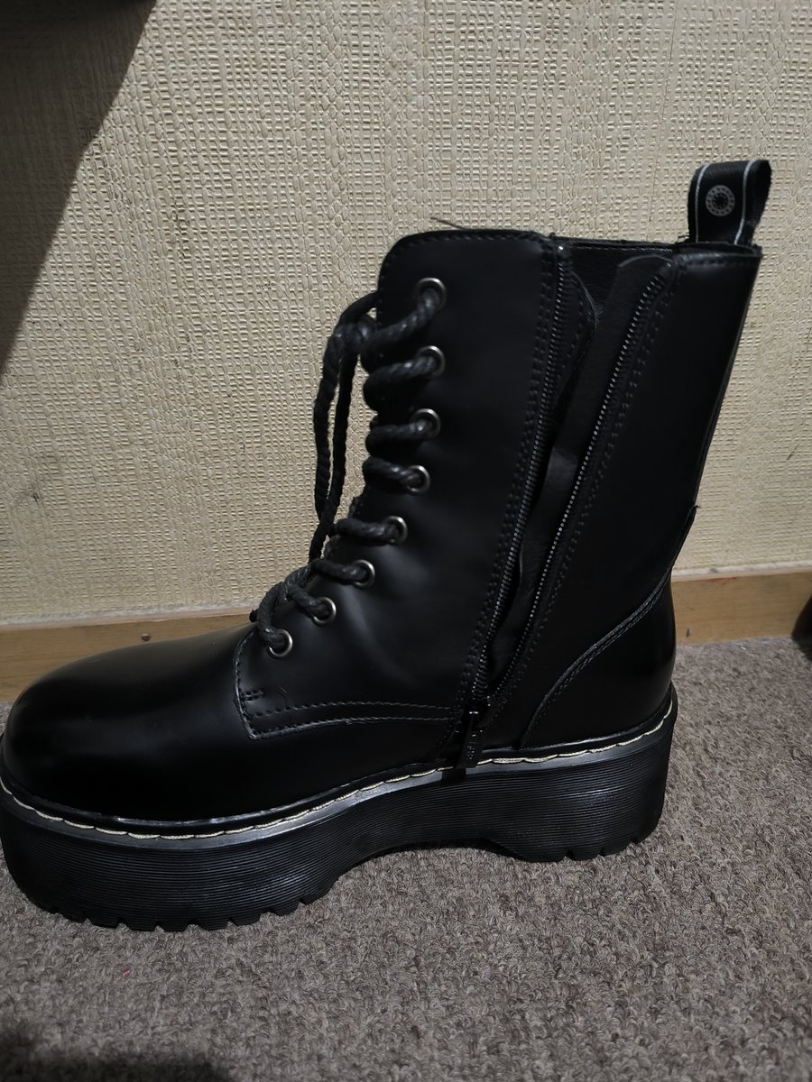 Eka94SP's tweet photo. Alguna Army peruana que aún no tenga su outfit, estoy vendiendo estos botines nuevos, bonitos y con plataforma para que vean mejor 🙂‍↕️
Lamentable no me quedaron :c 
Talla: 37
Precio: 130
Lugares de entrega: Plaza San Miguel, alrededores
#armyperu #arirangperu #btspopup #btstour https://t.co/2H9AmgZCe8