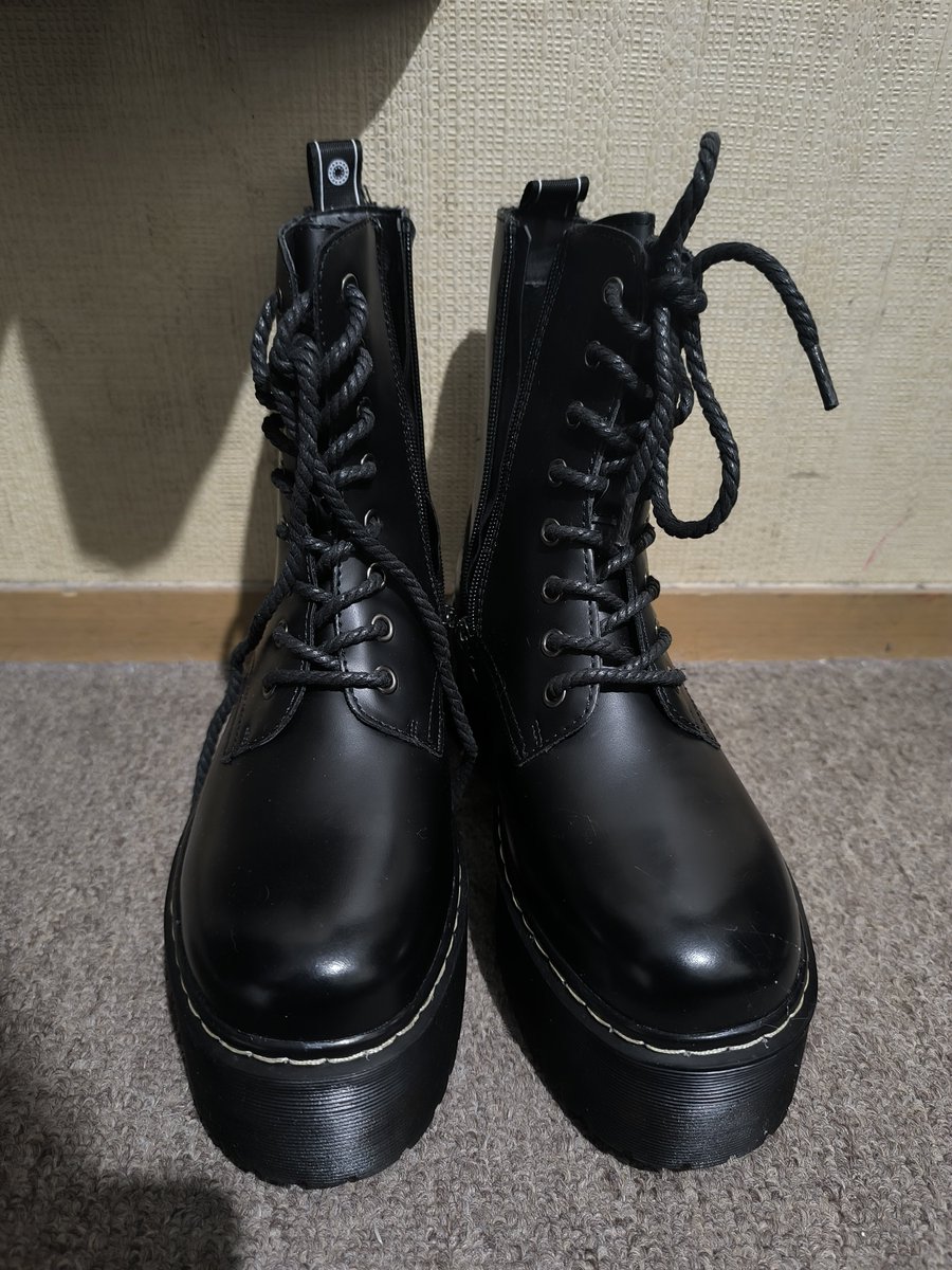 Eka94SP's tweet photo. Alguna Army peruana que aún no tenga su outfit, estoy vendiendo estos botines nuevos, bonitos y con plataforma para que vean mejor 🙂‍↕️
Lamentable no me quedaron :c 
Talla: 37
Precio: 130
Lugares de entrega: Plaza San Miguel, alrededores
#armyperu #arirangperu #btspopup #btstour https://t.co/2H9AmgZCe8