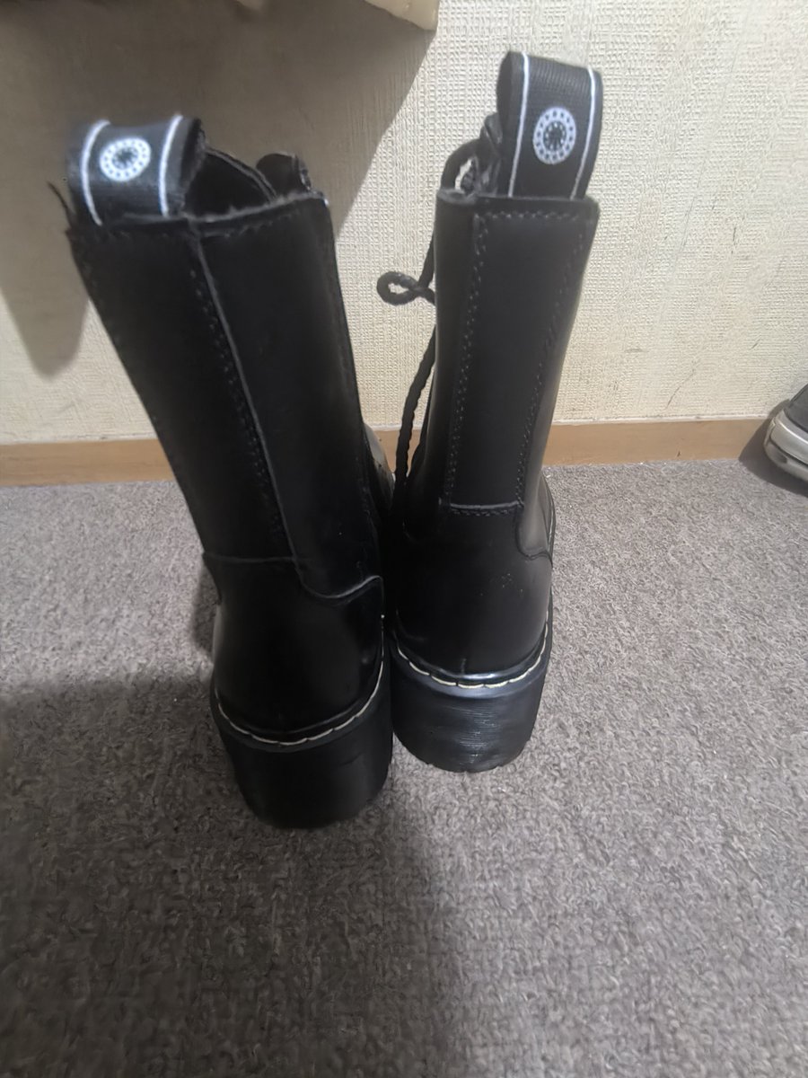 Eka94SP's tweet photo. Alguna Army peruana que aún no tenga su outfit, estoy vendiendo estos botines nuevos, bonitos y con plataforma para que vean mejor 🙂‍↕️
Lamentable no me quedaron :c 
Talla: 37
Precio: 130
Lugares de entrega: Plaza San Miguel, alrededores
#armyperu #arirangperu #btspopup #btstour https://t.co/2H9AmgZCe8