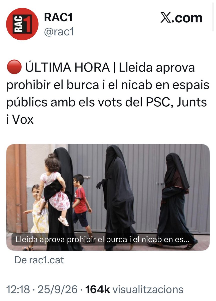viquirepublica's tweet photo. 22 de maig de 2025. Parlament de Catalunya.

Sílvia Orriols proposa prohibir el burca i el niqab als espais públics.

Junts hi vota en contra i li retreu que aporti «odi en lloc de solucions».

El PSC acusa Aliança Catalana d’utilitzar les dones «com a excusa per sostenir un discurs racista i islamofòbic».

Avui, a Lleida, Junts i PSC voten a favor de prohibir el burca i el niqab.

Ara ja no és odi.
Ara en diuen «ordenança de civisme».

Escolteu el silenci?

Al Parlament, si ho diu Aliança Catalana: extrema dreta, racisme, xenofòbia i discurs de l’odi.

A Lleida, si ho aproven ells: ni una paraula.

Ahir era odi. Avui és civisme. Tatxan, tatxan… la màgia ja és aquí!
