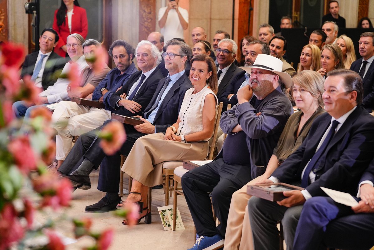 seguragc's tweet photo. El alcalde @AlmeidaPP_ entrega los reconocimientos de la ciudad al turismo de Madrid “El oficio de ser #Madrid”

El #DistritoCentro destaca con los premios a el barquillero Julián Cañas y Hotel Nobu.

#Madrid es Madrid gracias a su gente y sus oficios, ¡gracias! https://t.co/FtTREOpSvD