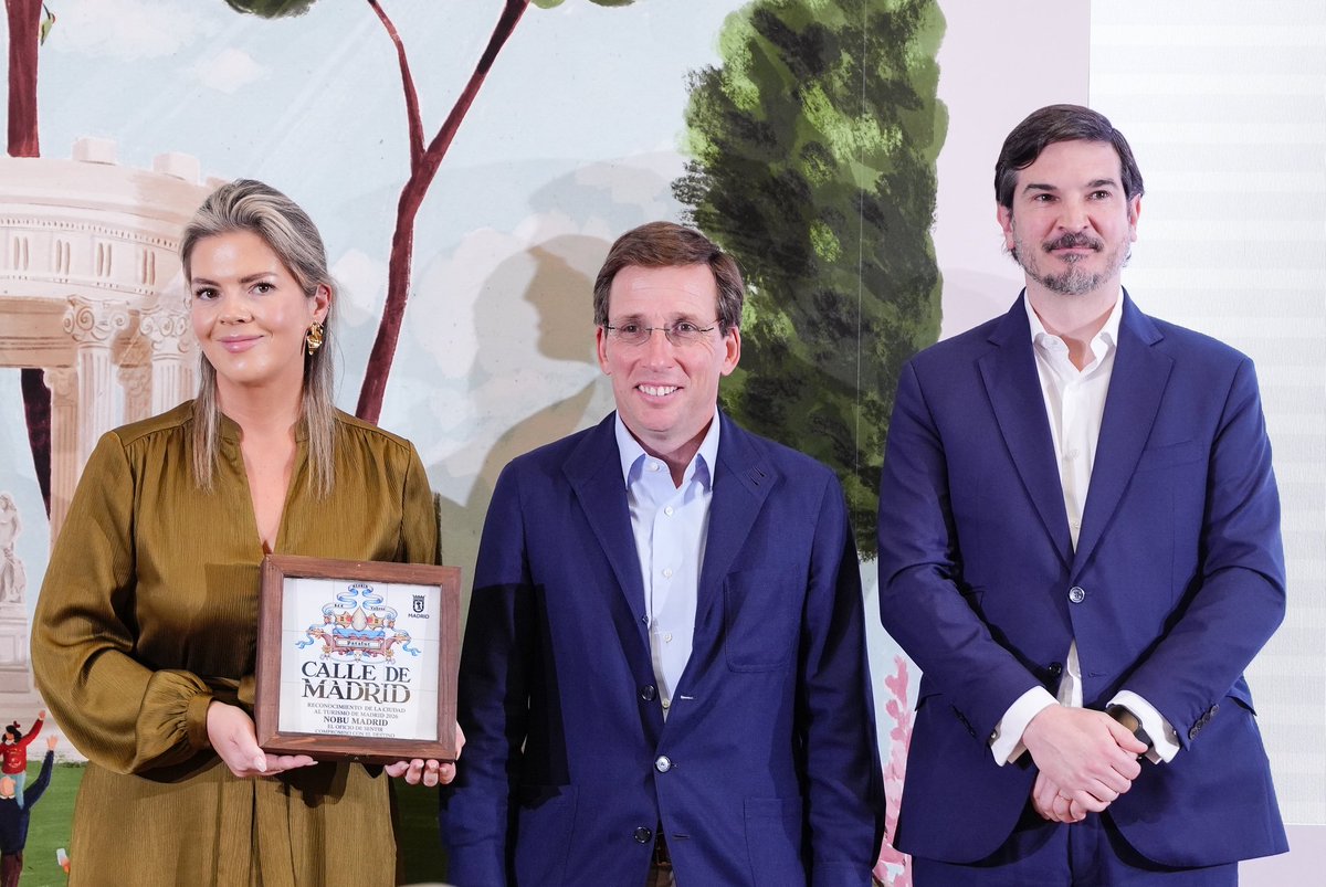 seguragc's tweet photo. El alcalde @AlmeidaPP_ entrega los reconocimientos de la ciudad al turismo de Madrid “El oficio de ser #Madrid”

El #DistritoCentro destaca con los premios a el barquillero Julián Cañas y Hotel Nobu.

#Madrid es Madrid gracias a su gente y sus oficios, ¡gracias! https://t.co/FtTREOpSvD