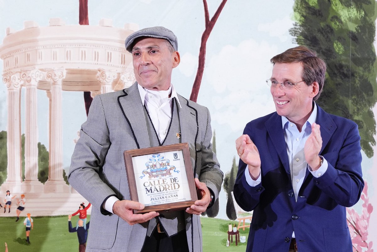 seguragc's tweet photo. El alcalde @AlmeidaPP_ entrega los reconocimientos de la ciudad al turismo de Madrid “El oficio de ser #Madrid”

El #DistritoCentro destaca con los premios a el barquillero Julián Cañas y Hotel Nobu.

#Madrid es Madrid gracias a su gente y sus oficios, ¡gracias! https://t.co/FtTREOpSvD
