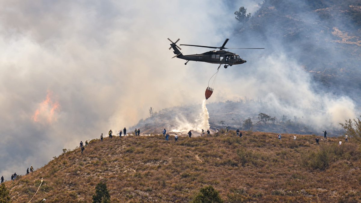 UNGRD's tweet photo. 🚨#ATENCIÓN | El incendio forestal en Villa de Leyva, Boyacá, alcanza el 98 % de liquidación, tras casi una semana de labores terrestres y aéreas.

La respuesta conjunta permitió proteger el casco urbano y más de 6.000 hectáreas de Iguaque. No se reportaron personas fallecidas ni heridas, ni viviendas destruidas.

Desde la #UNGRD reconocemos el trabajo de cientos de bomberos de Boyacá, los @BomberosBogota y los demás cuerpos que se sumaron a la operación, junto con el @COL_EJERCITO, PONALSAR (@PoliciaColombia), la @DefensaCivilCo y la @cruzrojacol. Su esfuerzo en terrenos de difícil acceso fue fundamental para contener el fuego.

El apoyo de los helicópteros de la Policía, el Ejército y la @FuerzaAereaCol complementó las labores en tierra, con el liderazgo técnico de @DNBomberosCol y la articulación de las autoridades nacionales, departamentales y locales.

La UNGRD, con presencia de su director, David Santiago Tamayo, acompañó esta respuesta.

Las labores continúan hasta completar la liquidación del incendio.