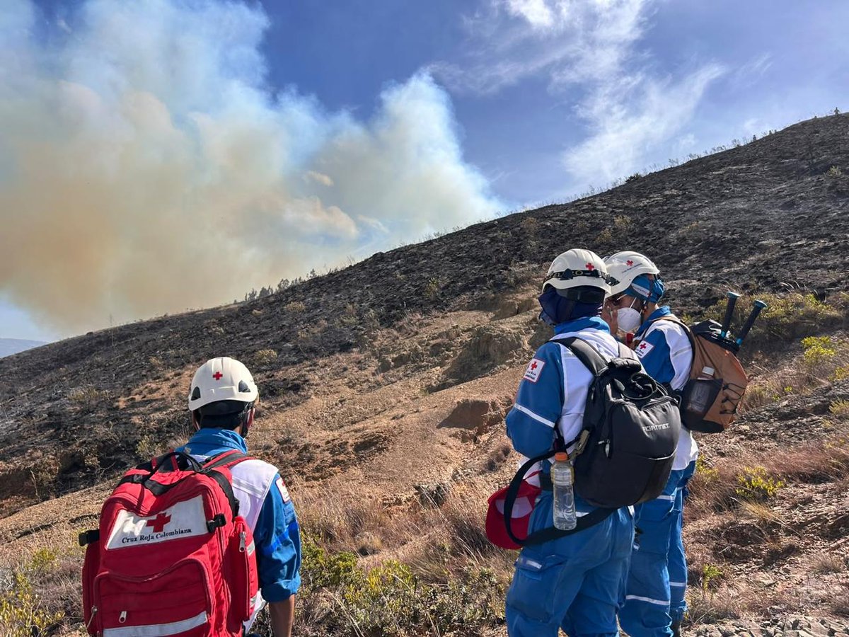 UNGRD's tweet photo. 🚨#ATENCIÓN | El incendio forestal en Villa de Leyva, Boyacá, alcanza el 98 % de liquidación, tras casi una semana de labores terrestres y aéreas.

La respuesta conjunta permitió proteger el casco urbano y más de 6.000 hectáreas de Iguaque. No se reportaron personas fallecidas ni heridas, ni viviendas destruidas.

Desde la #UNGRD reconocemos el trabajo de cientos de bomberos de Boyacá, los @BomberosBogota y los demás cuerpos que se sumaron a la operación, junto con el @COL_EJERCITO, PONALSAR (@PoliciaColombia), la @DefensaCivilCo y la @cruzrojacol. Su esfuerzo en terrenos de difícil acceso fue fundamental para contener el fuego.

El apoyo de los helicópteros de la Policía, el Ejército y la @FuerzaAereaCol complementó las labores en tierra, con el liderazgo técnico de @DNBomberosCol y la articulación de las autoridades nacionales, departamentales y locales.

La UNGRD, con presencia de su director, David Santiago Tamayo, acompañó esta respuesta.

Las labores continúan hasta completar la liquidación del incendio.
