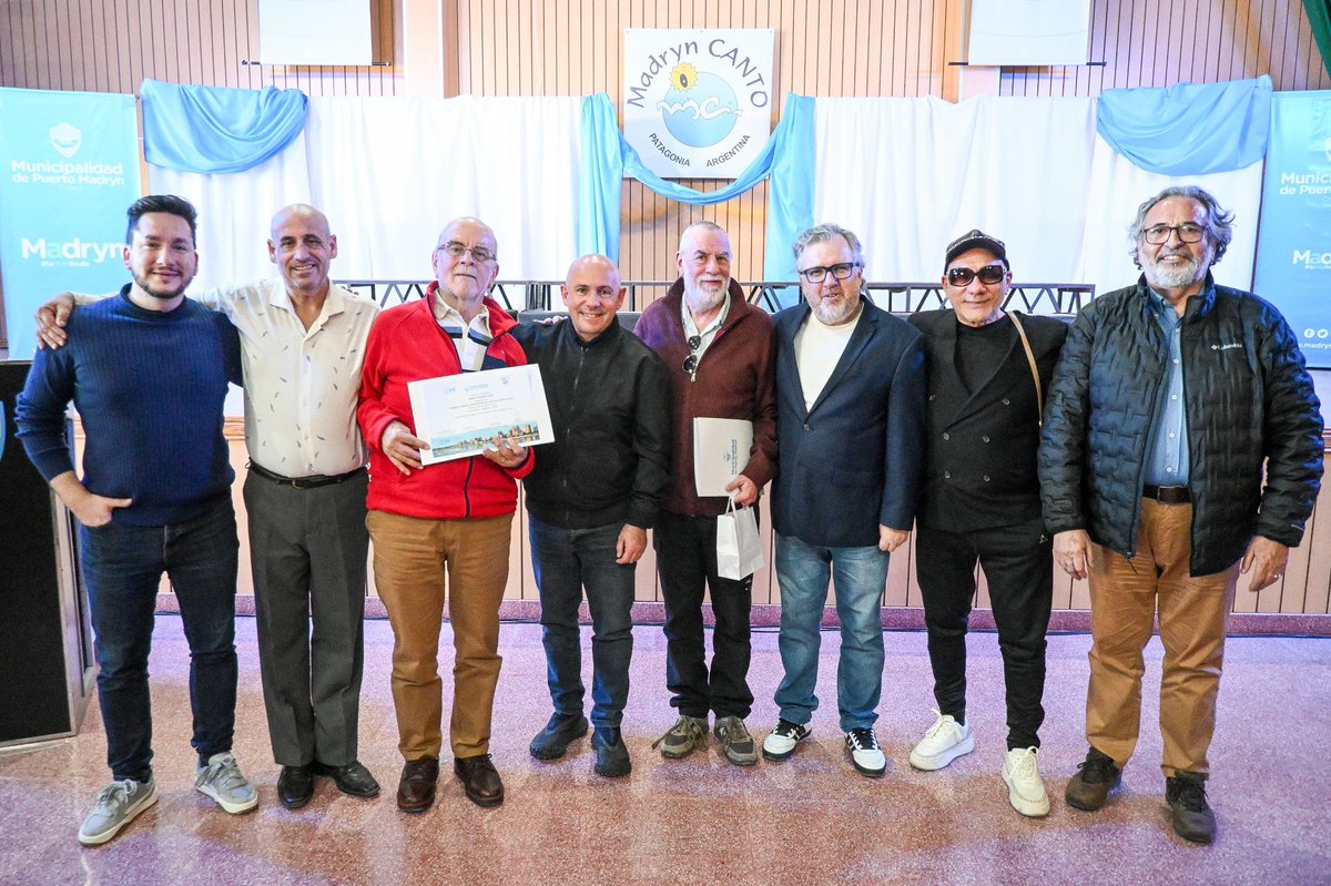 Gus_Sastre's tweet photo. Hoy volvimos a vivir un hermoso y emotivo momento, dejando inaugurada una nueva edición de “Madryn Canto”, una de las propuestas culturales más importantes de la Patagonia.

Agradezco a cada una de las personas que hace posible que se lleve a cabo esta actividad, marcando a Puerto Madryn como el polo cultural de nuestra región.
