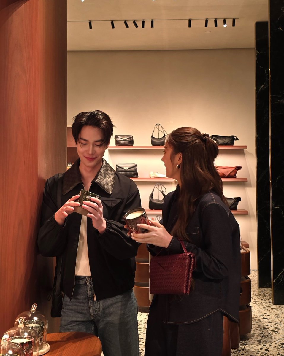 ssnkittychann's tweet photo. พึ่งเห้นดิวไปเม้นในโพสต์ของต้าเหนิงเมื่อปีก่อน “พี่ส่งรูปให้โหน่ย” ละนางก้เอารุปแรกไปลงไอจีตัวเองเลย  5555555555 เจ่เจ้กับตี๋เร้กจริง ๆ ด้วย 🥺🥺💖💖 https://t.co/oiNhxnT4kZ