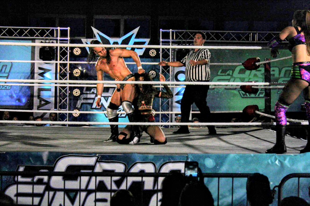 Puttini_Jhonny's tweet photo. Se dovessi spiegarvi il mio lavoro con una foto di me al lavoro ?
Di sicuro non sceglierei questa foto 😅
#Wrestling #lavoro #patriarcato #stinkyface #gender https://t.co/zHBCB5PQDg