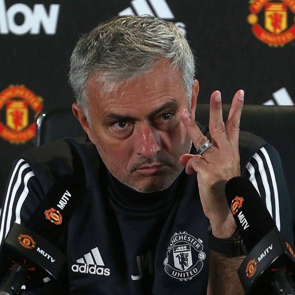 Noitedecopa's tweet photo. José Mourinho em 2024:

“Ontem, o Pep Guardiola me disse uma coisa… Ele ganhou 6 troféus e eu ganhei 3, mas eu ganhei de forma justa e limpa.

Não quero ganhar tendo que lidar com 150 processos judiciais.

Se perder, quero parabenizar o meu adversário.

Setembro de 2026: o Manchester City é considerado culpado por quase todas as infrações de que é acusado.