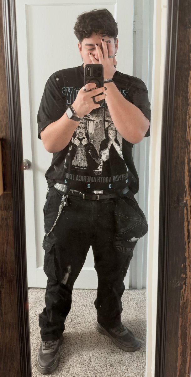 Fr0stWTFF's tweet photo. GreyDay fit, probably gonna lose the chain sadly cause I don’t want it to snag on anything, also hoping to get the black zip up and toss that on https://t.co/vNPbmSMgqq