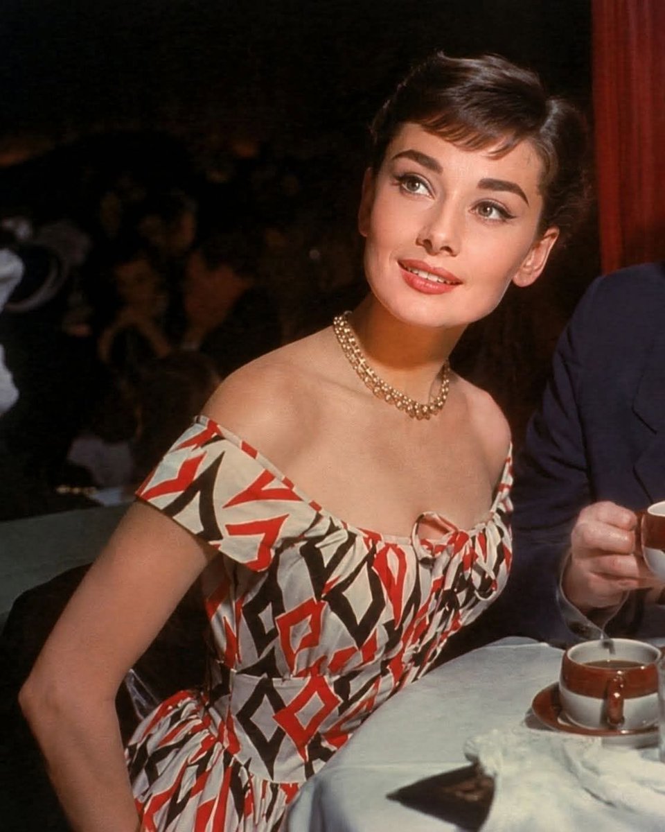 ChonlozB's tweet photo. Beautiful Audrey Hepburn https://t.co/TcfmPuhzRO
