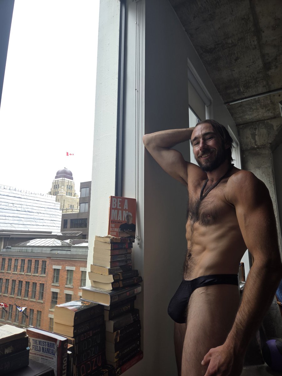 TheNakedGiant's tweet photo. 😉

#adult
#MaleBody
#Thonger
#Thong
#Man
#Bulge
#Daddy
#Hairy 
#abs
#Arms https://t.co/EqTg1uteOR