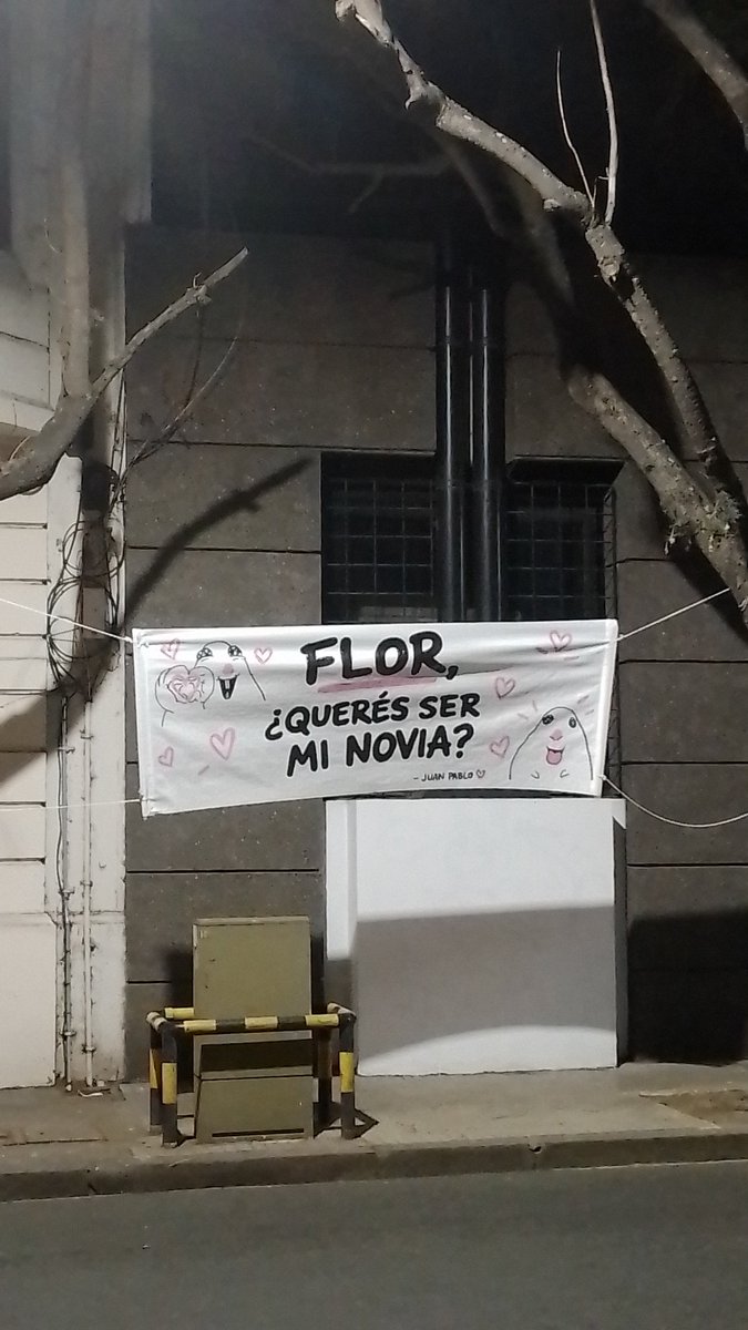 rockntop's tweet photo. anoche me pidieron ser la novia de esta forma https://t.co/fAYqY4As3r