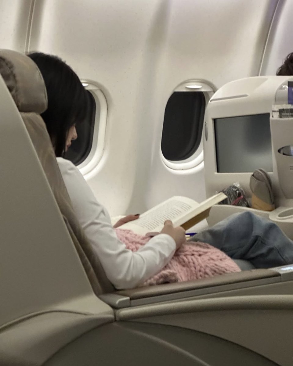 baekssuel_bluu's tweet photo. 2024년에 누가 비행기에서 우연히 마주친 지민이
그때도 책 읽고 있었는데 지금도 그대로임 https://t.co/IW2c3SZhB1