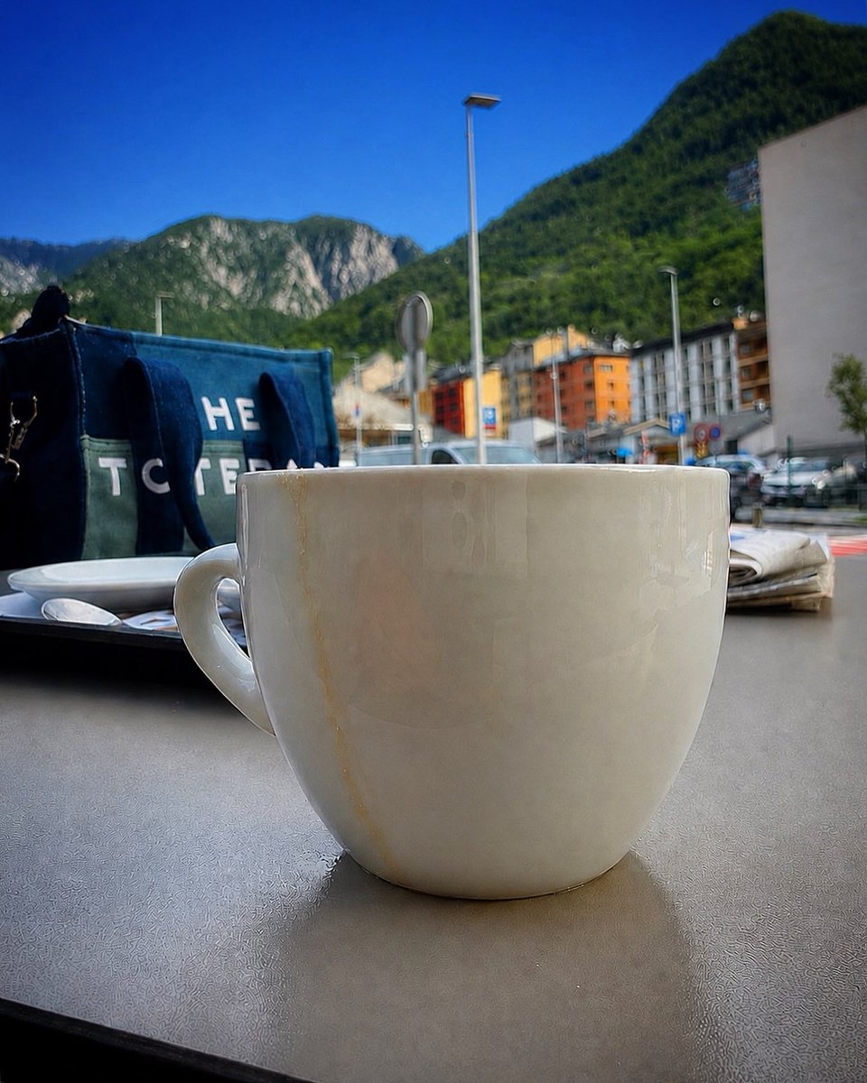 ChereBolf's tweet photo. Una taza caliente, las montañas y unos minutos de silencio. A veces, la felicidad es detenerse sin prisa y sentir que la vida no te pide nada. La paz también puede ser esto: estar exactamente donde quieres estar. https://t.co/NJ3RUjsMMD