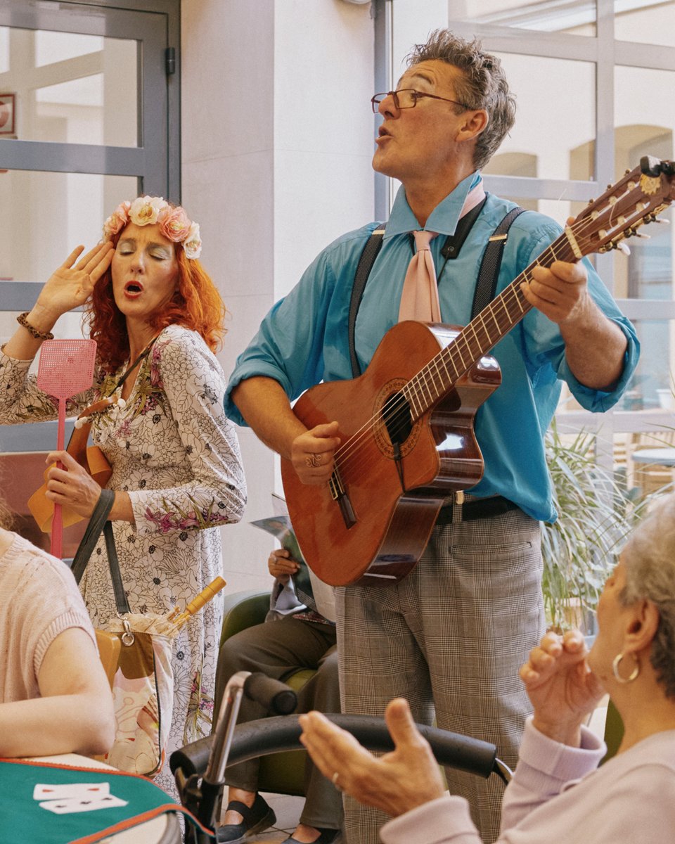 payasospital's tweet photo. La música es un recurso primordial en todas nuestras intervenciones artísticas. Nuestras melodías llenan todas las estancias del hospital cuando hacemos presencia. Según la situación de cada paciente, nuestras notas y canciones se aceleran o se ralentizan, se calman o se agitan. https://t.co/TYLSf5nfIS